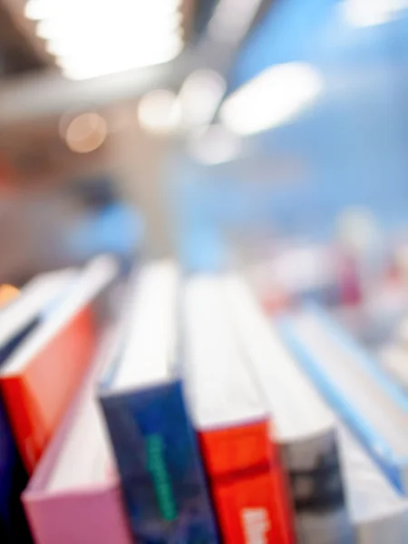 A boltban vagy a könyvtári könyvek — Stock Fotó