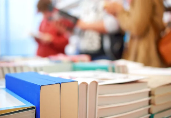 Boeken en mensen in de winkel — Stockfoto