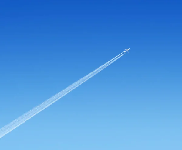 Flygplan som är hög i den blå himlen — Stockfoto