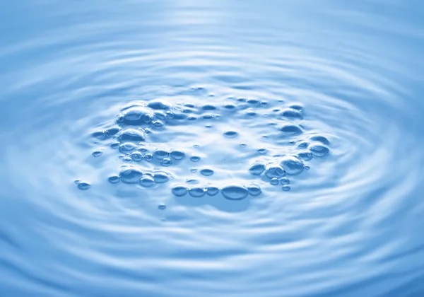Bubbels op oppervlak van water — Stockfoto