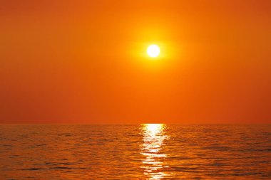 Bir nehir ya da göl üzerinde gündoğumu veya günbatımı