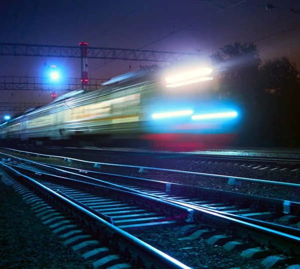 Geceleri raylar üzerinde acele tren
