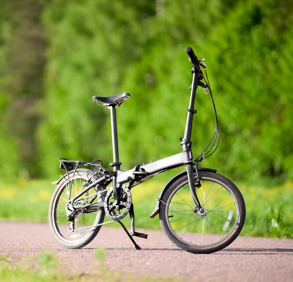 Fahrrad auf der Straße im Park — Stockfoto