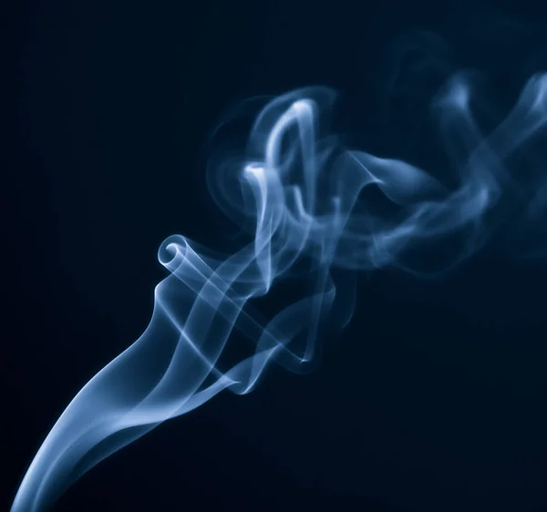 Kouř Detailní záběr na černém pozadí. Makro fotografie. — Stock fotografie