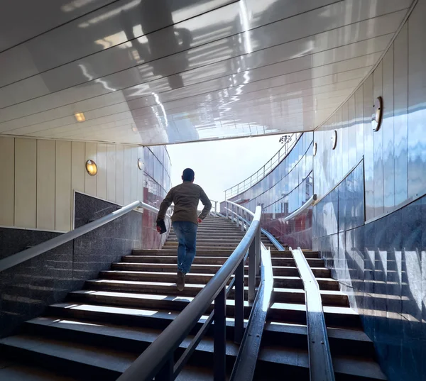 Homme sortie à la lumière du passage souterrain — Photo