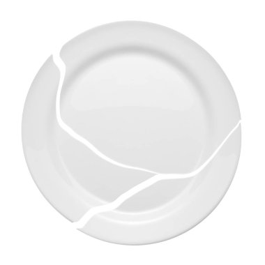 Beyaz bir arka plan üzerinde izole kırık tabak