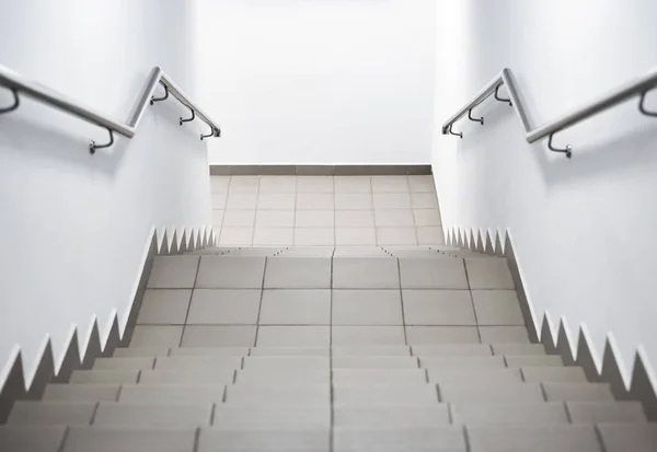 Cage d'escalier dans un bâtiment moderne — Photo