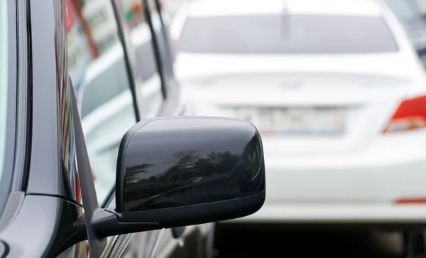 Rétroviseur sur le fond de la voiture — Photo