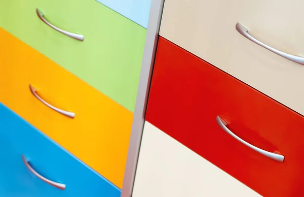 Красочные выдвижные ящики крупным планом — стоковое фото