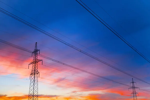 High voltage lines against the dramatic sky — Stock Photo, Image