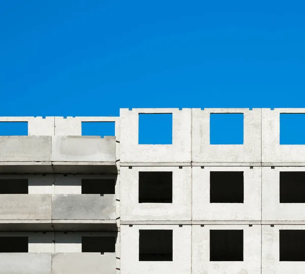 Huis in aanbouw tegen de blauwe lucht — Stockfoto