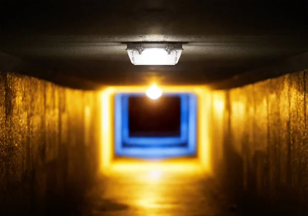 Старый темный коридор или портал — стоковое фото