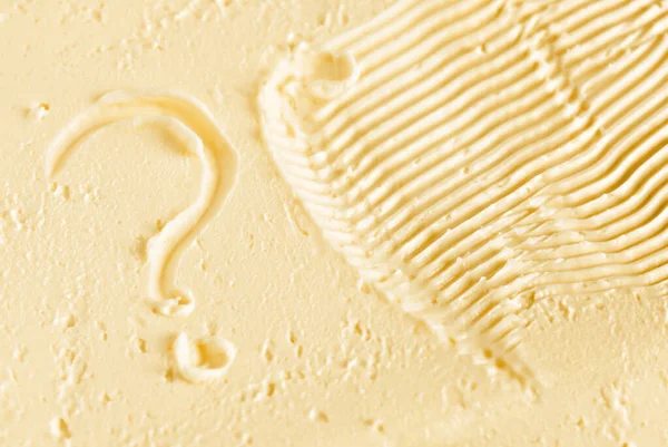 O ponto de interrogação na manteiga. Comer ou não comer ? — Fotografia de Stock