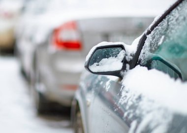 araba dikiz aynası karlara yakın çekim