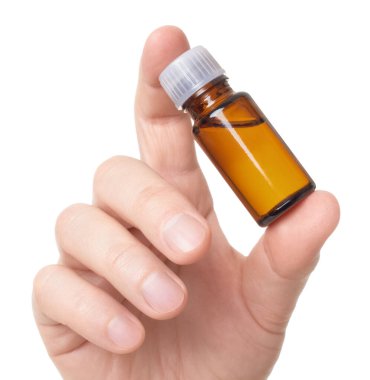 Elinde tuttuğu ilaç şişesi beyaz bir arka planda izole edilmiş.