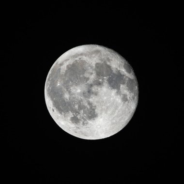 Kara gece gökyüzünde ay diski