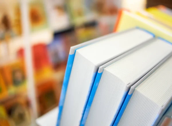 Közelkép könyvek egy könyvesbolt polcán. — Stock Fotó