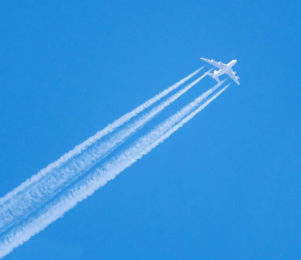 Avião de passageiros voando alto no céu azul — Fotografia de Stock