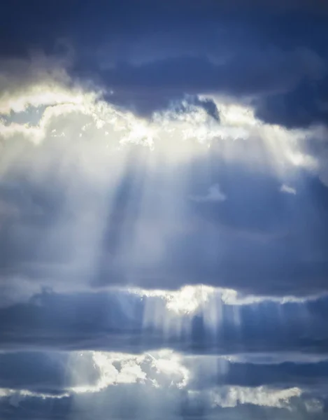 Dramatischer Himmel. die Sonnenstrahlen zwischen den Wolken. — Stockfoto