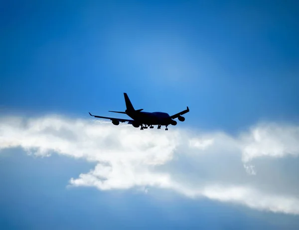 Siluet yolcu uçağı gökyüzüne karşı — Stok fotoğraf