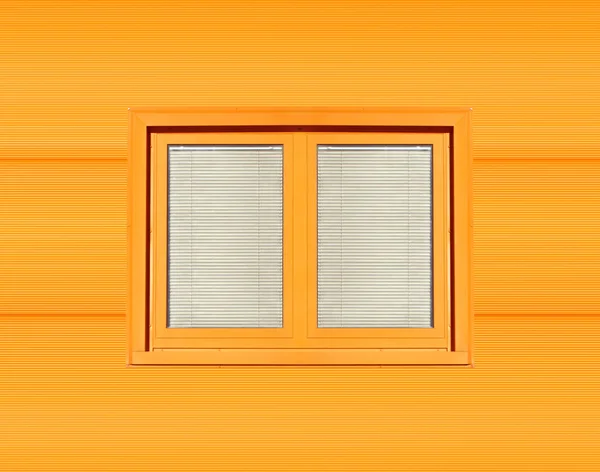 Fenêtre avec stores sur mur orange — Photo