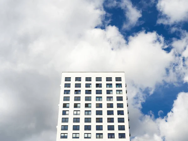 Fragment of a residential high-rise building against the sky — Stock Photo, Image