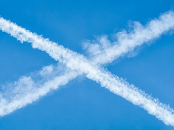 निळ्या आकाशात विमानांचे मागोवा इंटरसेक्ट — स्टॉक फोटो, इमेज