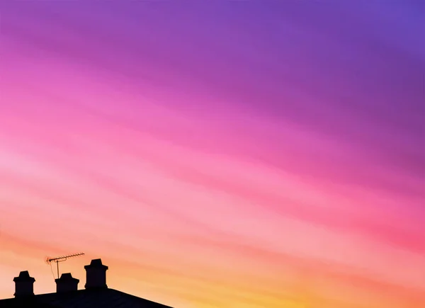 Dramatische lucht boven de stad. Zichtbaar dak van het huis — Stockfoto