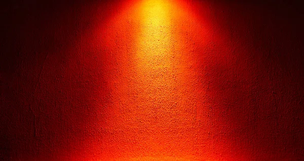 Стена освещена сверху красным светом . — стоковое фото