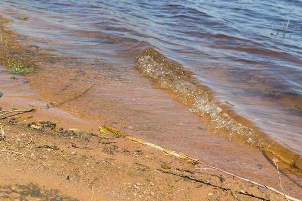 Kum ve taş nehir su sahilde