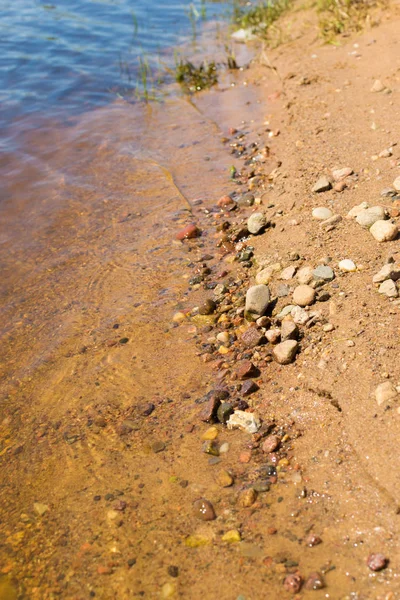 Kum ve taş nehir su sahilde