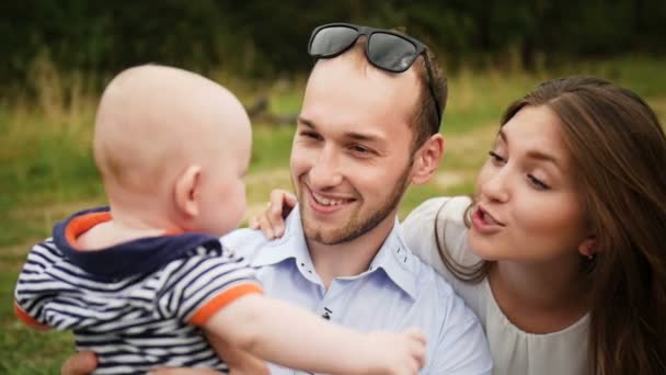 공원에서 피크닉을 하는 동안 아기와 함께 노는 행복 한 가족 부모 — 비디오