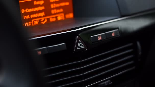 車警報ライト ボタン作業 — ストック動画