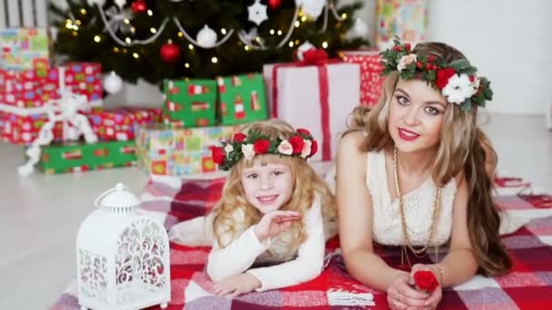 Aile Noel ağacının etrafında. Yeni yıl tatilleri — Stok video