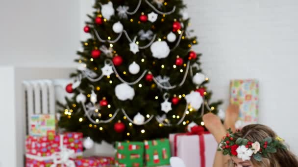 Familie rund um den Weihnachtsbaum. Neujahrsferien — Stockvideo