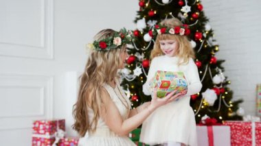 Aile Noel ağacının etrafında. Yeni yıl tatilleri