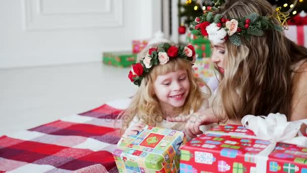 Família à volta da árvore de Natal. Férias de Ano Novo — Vídeo de Stock