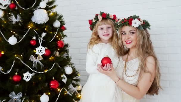 Familie rond de kerstboom. Nieuwe jaar vakantie — Stockvideo