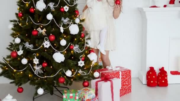 Οικογένειας γύρω από το χριστουγεννιάτικο δέντρο. Νέα χρόνια διακοπές — Αρχείο Βίντεο