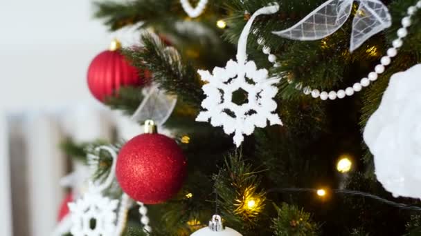 Árbol de Navidad decorado con bolas en luces brillantes — Vídeos de Stock