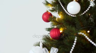 parlak ışık topları ile süslenmiş Noel ağacı