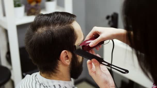 Frisör klipper håret på klienten med sax — Stockvideo