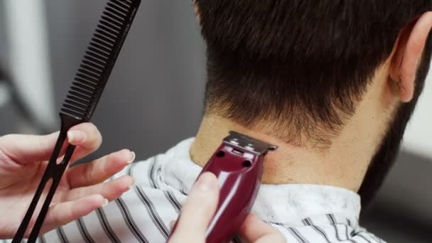 Barber coupe les cheveux du client avec des ciseaux — Video