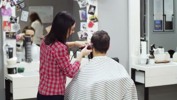 Barber cuts the hair of the client with scissors — Stock Video