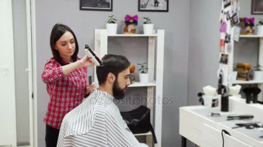 Kuaför Saç istemcinin makas ile keser.