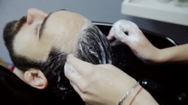 Bir berber dükkanı erkek saç yıkama Kuaför. Ağır çekim