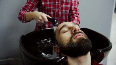 Bir berber dükkanı erkek saç yıkama Kuaför. Ağır çekim