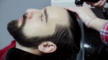 Bir berber dükkanı erkek saç yıkama Kuaför. Ağır çekim