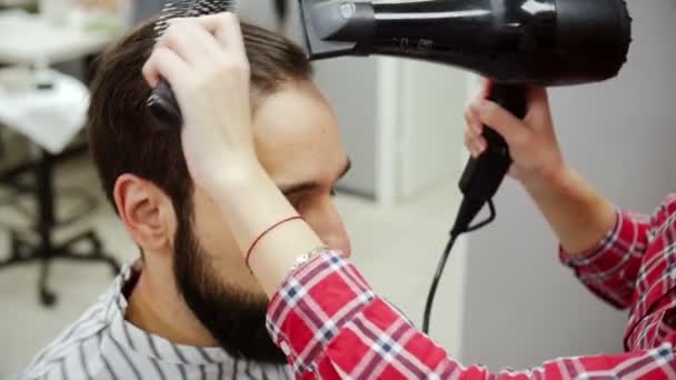 El primer plano del peluquero sopla secando el cabello del cliente después del corte de pelo. Movimiento lento — Vídeos de Stock