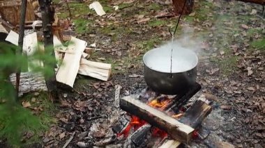 Açık kamp ateşi üzerine çorba kaynar ile pan